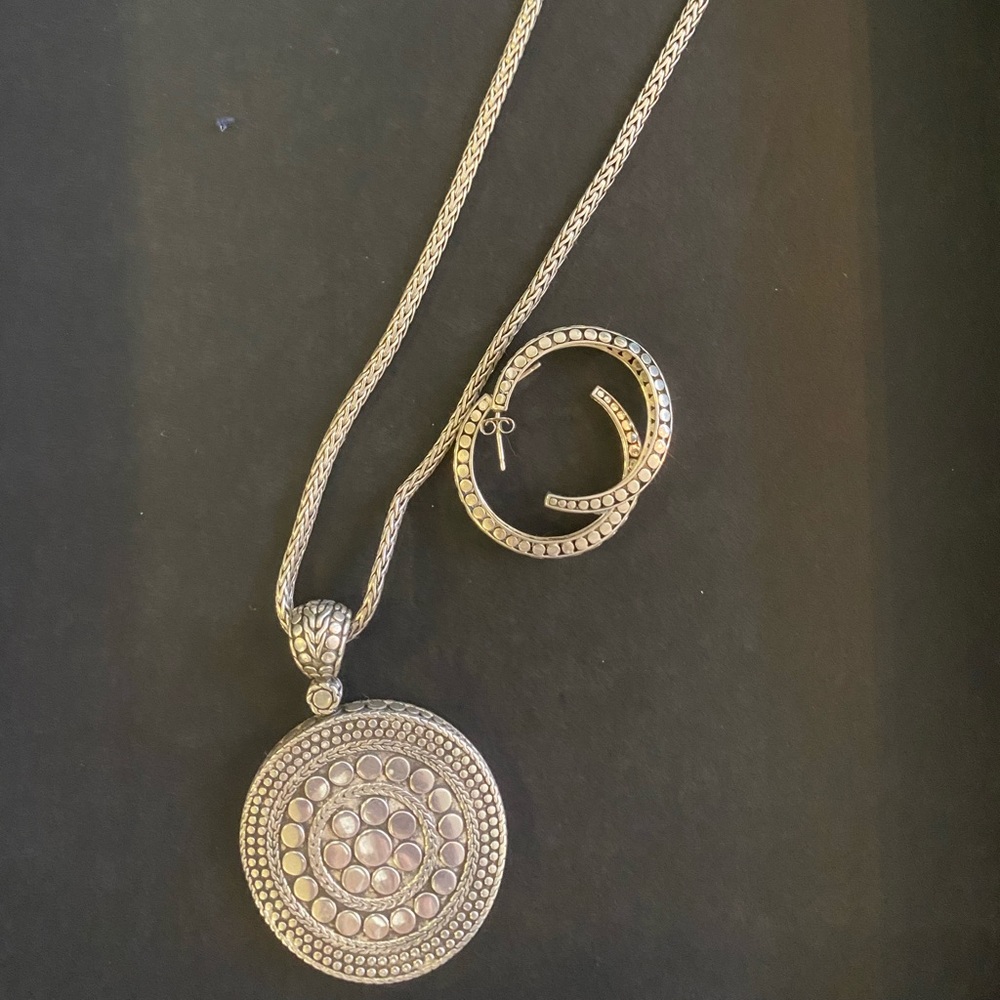 John Hardy sterling silver pendant & chain.